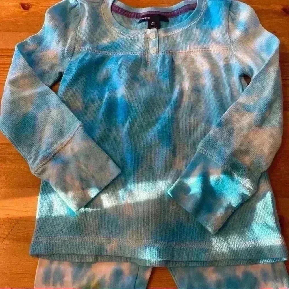 Tie dye gap waffle shirt and capris